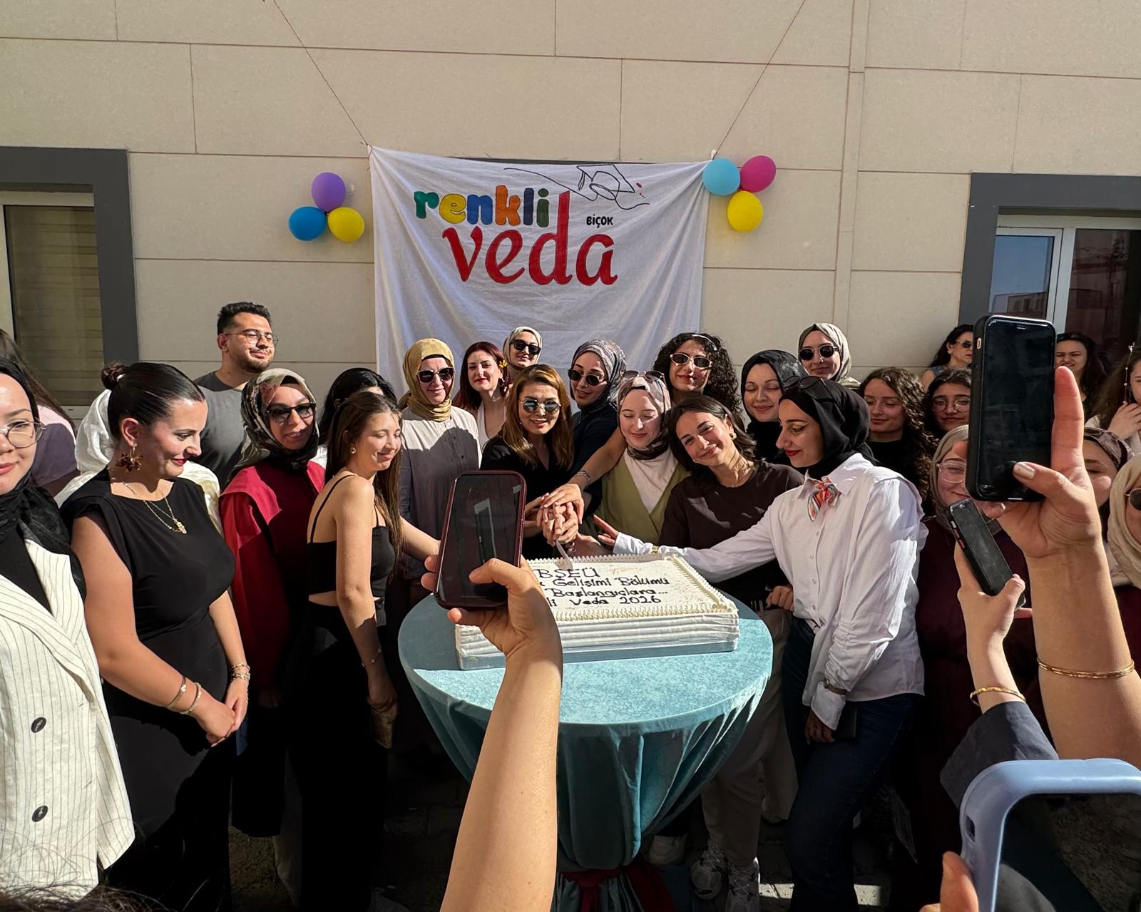 Bölümümüz Mezunlarına "Renkli Veda"